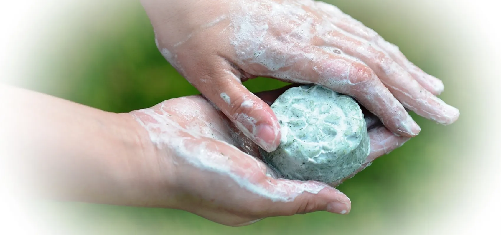 Sie können das Shampoo in der Hand oder einfach direkt im nassen Haar sanft aufschäumen.